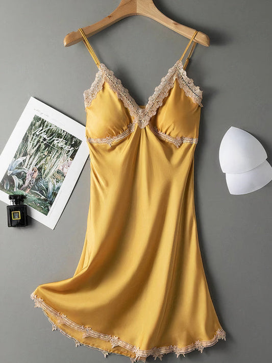 Nuisette Romantique Élégante en Col V Or Signature